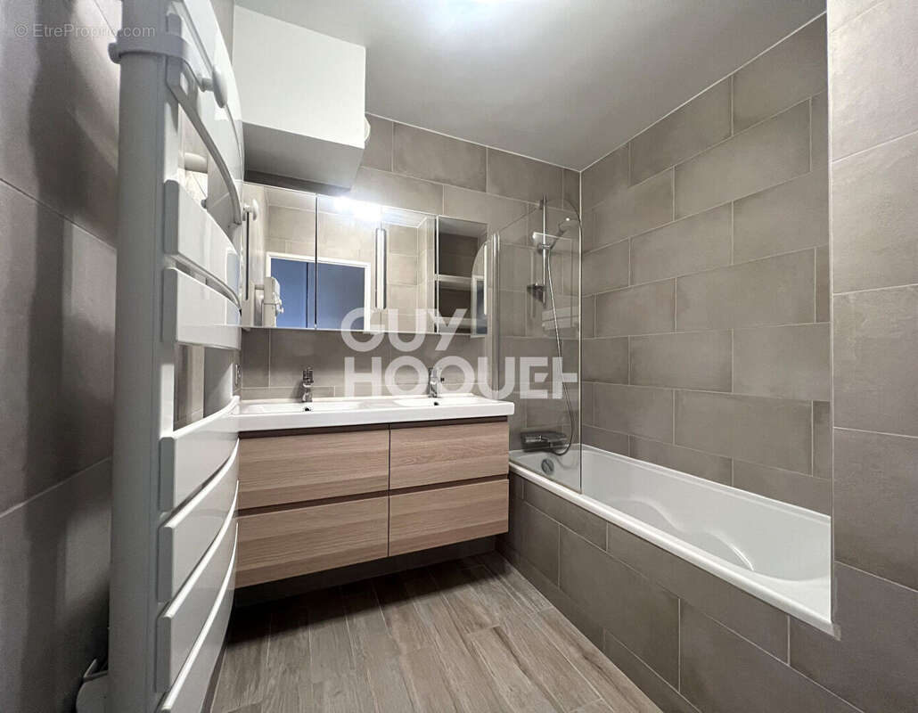 Appartement à COURBEVOIE