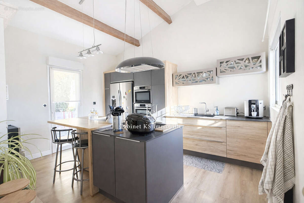 Maison 277 m² à Chateauneuf-Le-Rouge  - photo 8