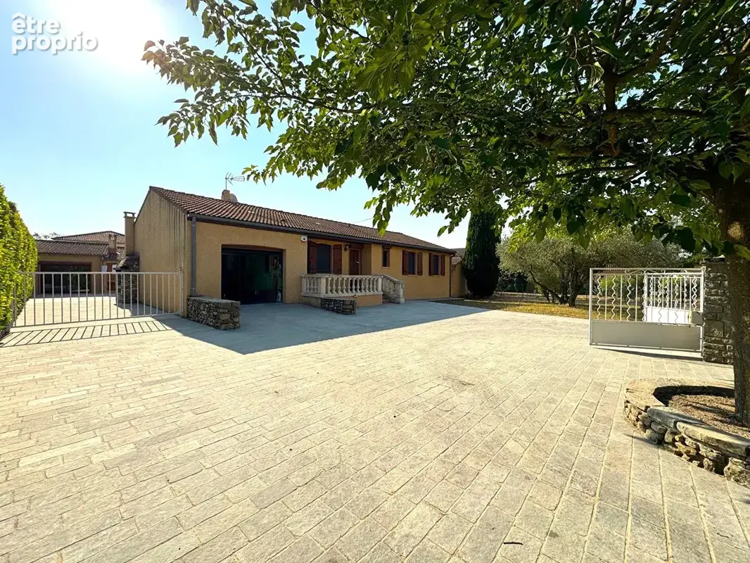 Maison St Julien Les Rosiers - 7 pièces - 105 m² + Gîte 36 m²  + Piscine - photo 2