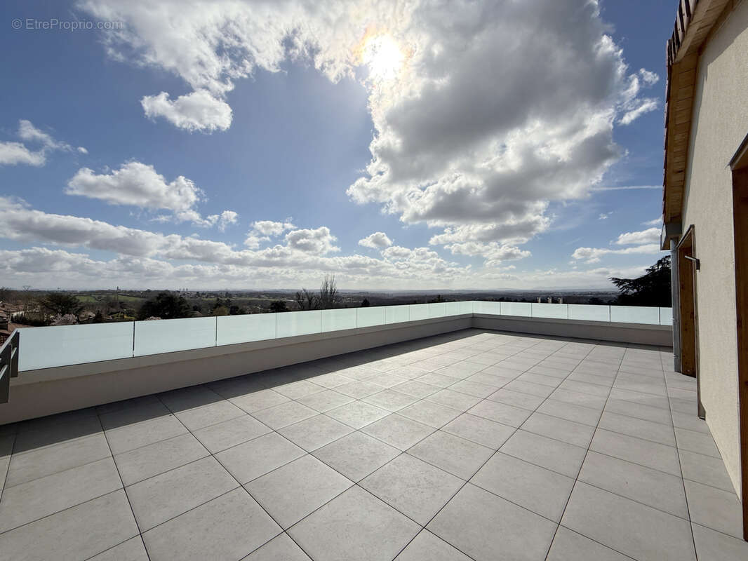 Appartement à LA TOUR-DE-SALVAGNY