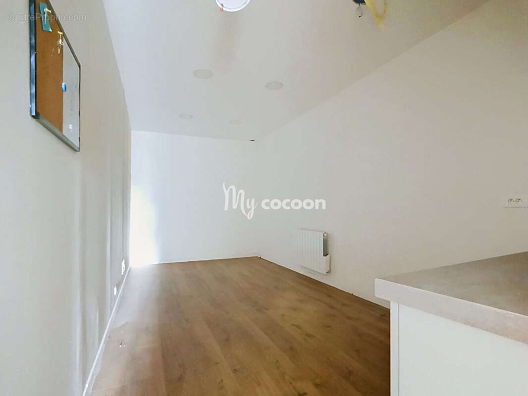 PLACE SAINT LOUIS Local commercial - 60 m² - photo 8