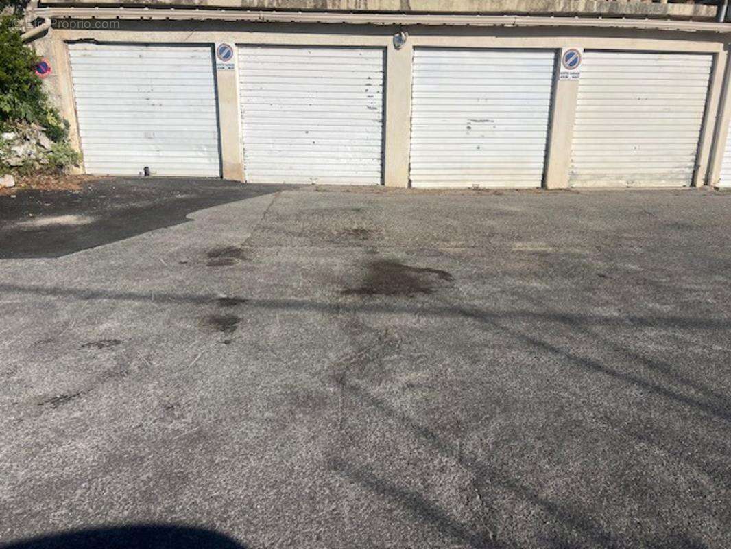 Parking à CASSIS