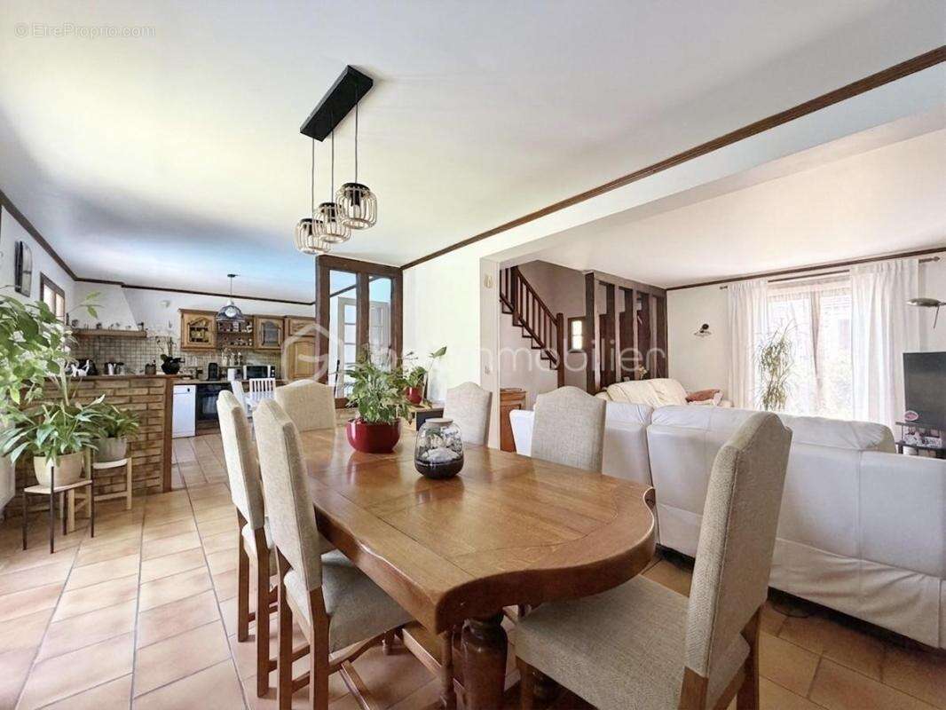 Villeneuve-le-Roi – Maison familiale avec piscine - photo 12
