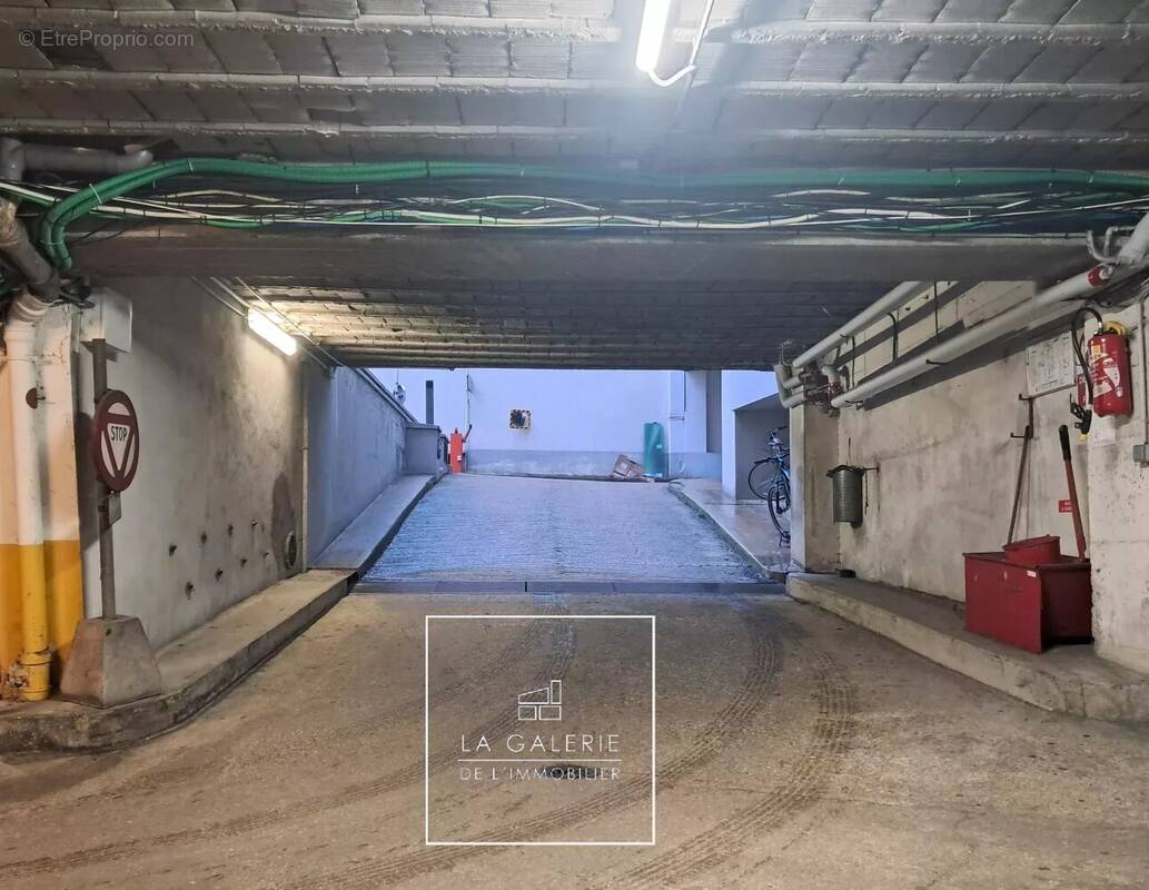 Parking à PARIS-16E