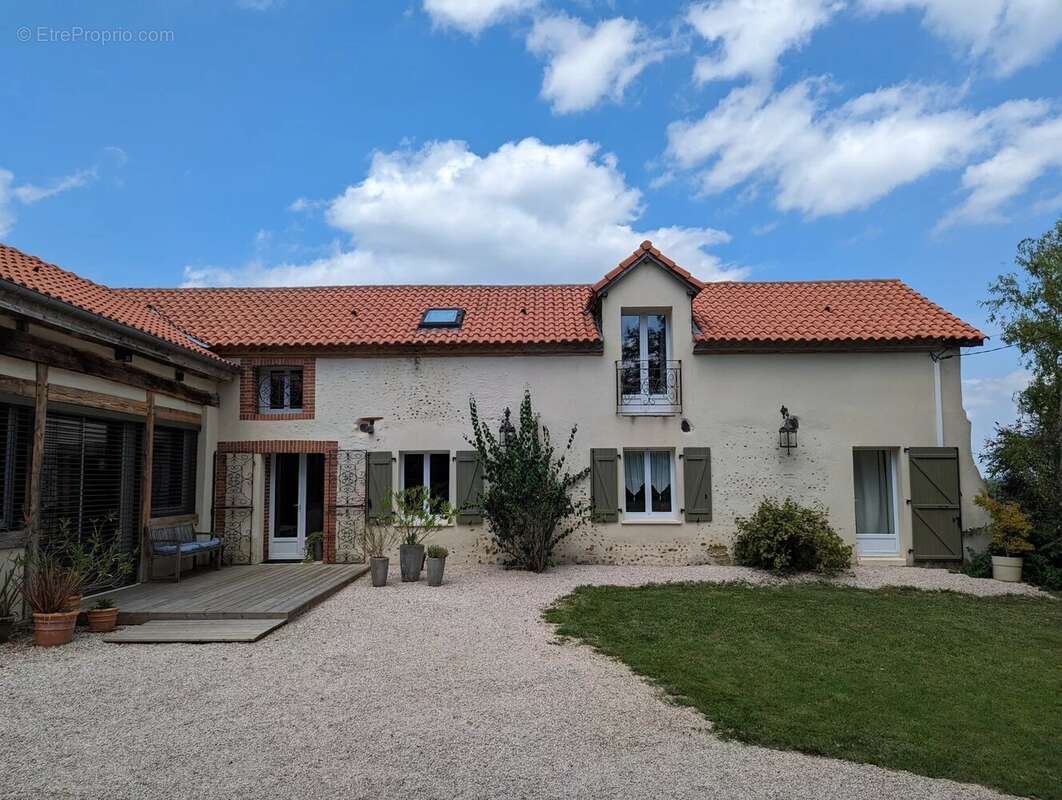 Ancienne ferme avec 6 chambre en très bonne état sur plus d'un hectare - photo 2