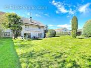 Villa_Maison_loisin_secteur_calme_pièces_rare_Atypique_frontière_Suisse_Genève_Tram_ceva_bus_SUPERBE_BEAUX_VOLUMES_FRONTALIERS_salon_séjour_cuisine_ouverte_américaine_Piscine_combles_aménagé_salle_de_sport_jardin_ - Maison à LOISIN