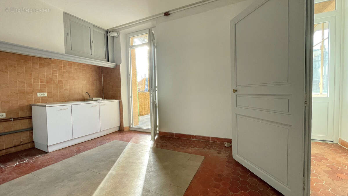 Immeuble de 5 appartements, jardin terrasse et garage, salernes centre, le var (83) ideal investisseur - photo 11