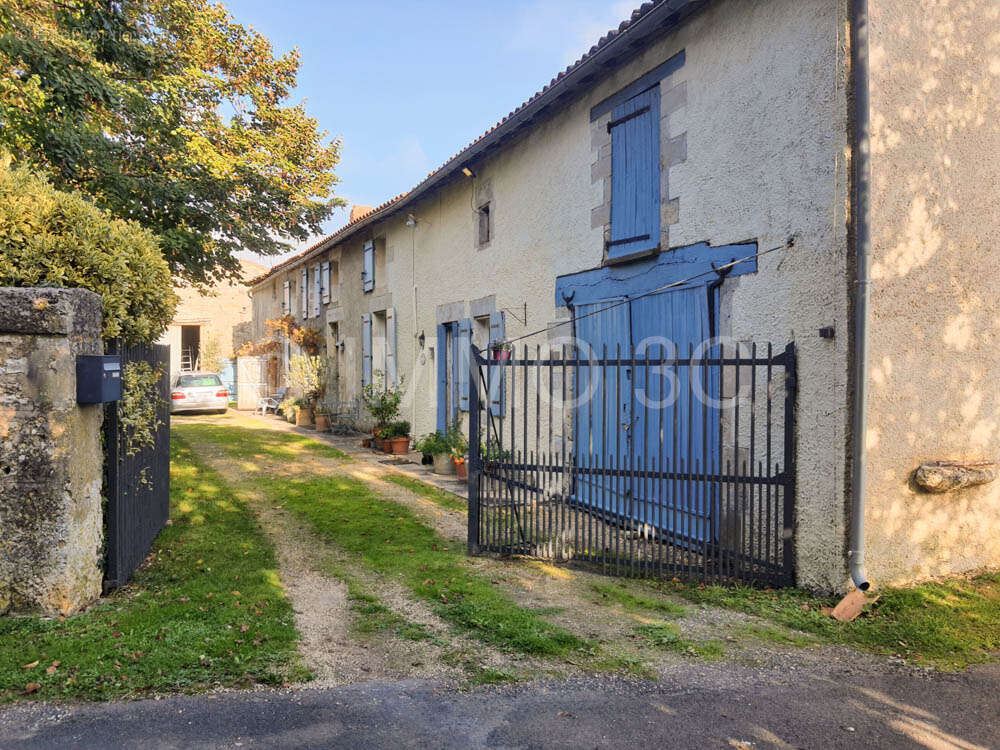 Maison à CHEF-BOUTONNE