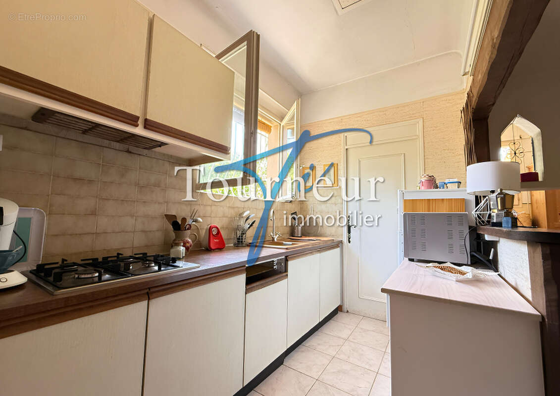 Tres rare sanary hypercentre villa traditionnelle de 183m2 divisee en deux grands appartements - photo 17