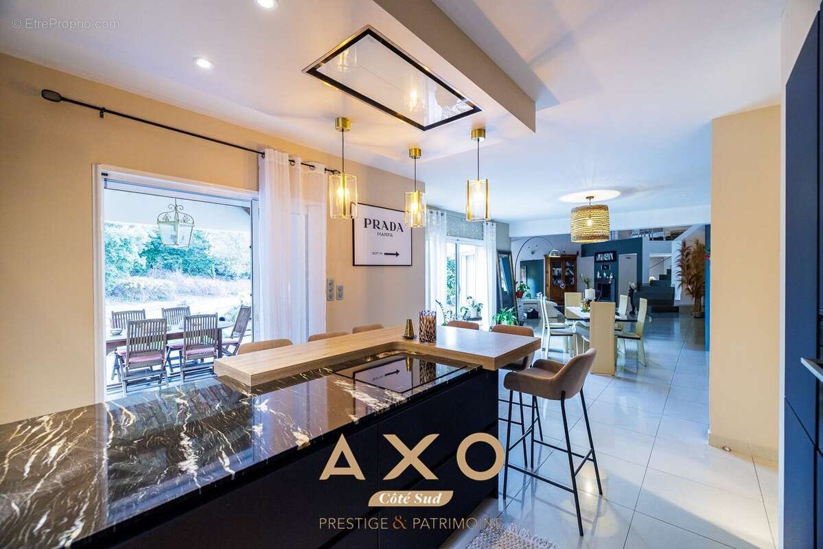 Maison à SIMIANE-COLLONGUE