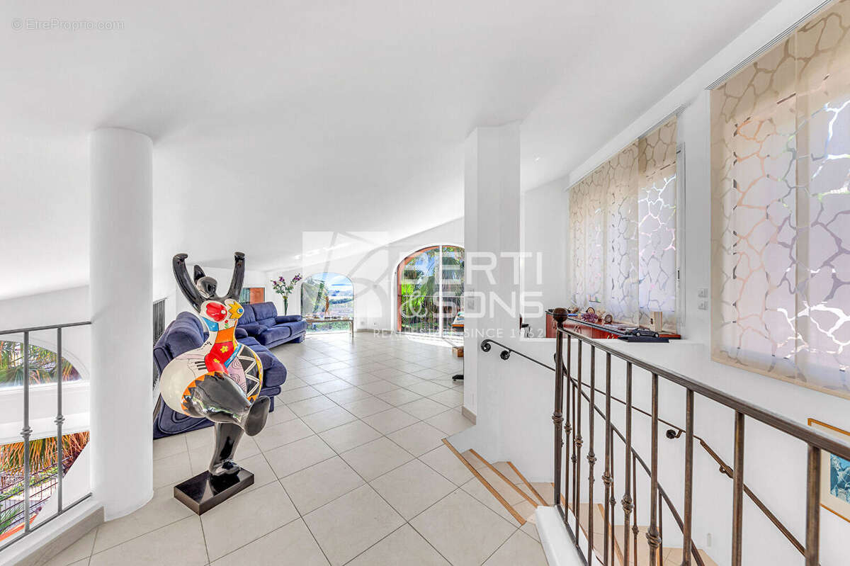 Villa de standing - vue mer et collines - photo 12