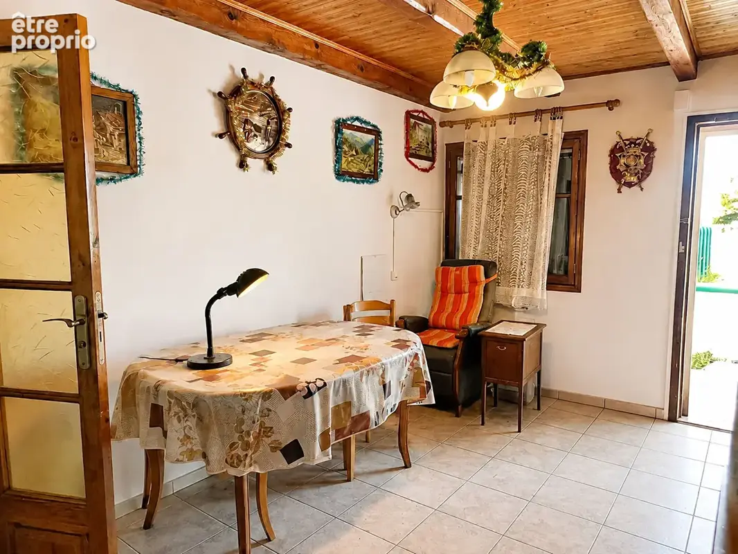 Gémenos - t2 avec extérieur, 72 m² de dépendances et 2 garages - viager occupé - photo 2
