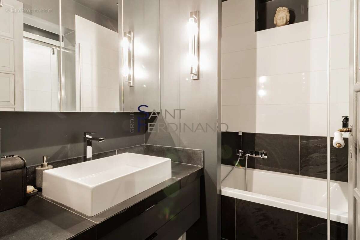 Appartement à PARIS-16E