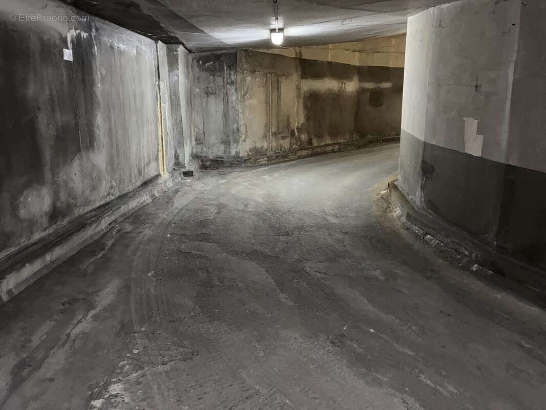 Parking à PARIS-20E