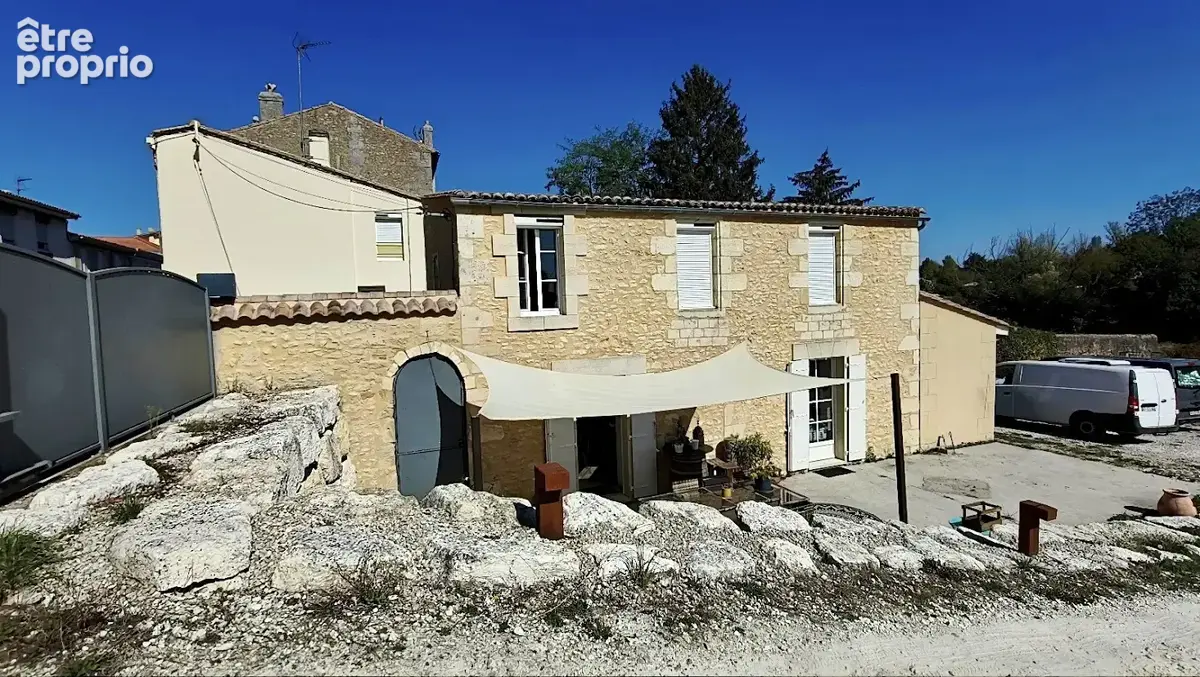 Blaye centre à pied   Maison en pierre   Jardin 1 212 m2 sans vis-à-vis   DPE C - photo 3