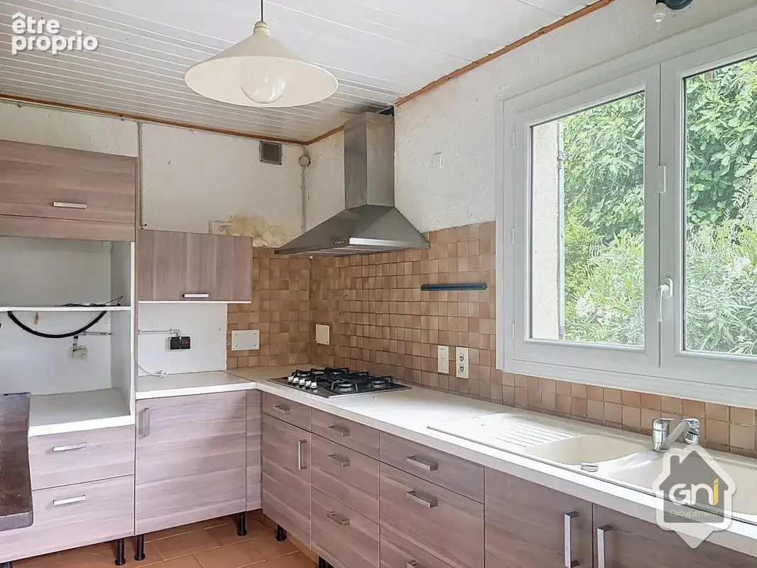 Maison de Type 7 avec jardin. - photo 11