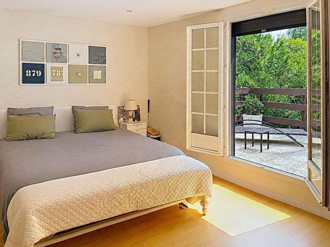 Maison  familiale de  5 chambres, beaux espaces de  réception sur jardin paysagé - photo 9