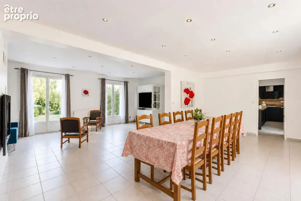 LUZARCHES – Une propriété rare au cœur de 2 646 m² de verdure - photo 4