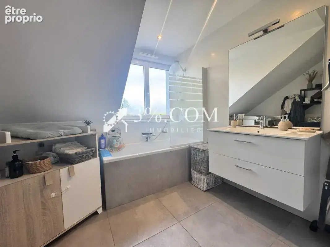 3%COM Très beau F2 avec terrasse - cave - photo 5