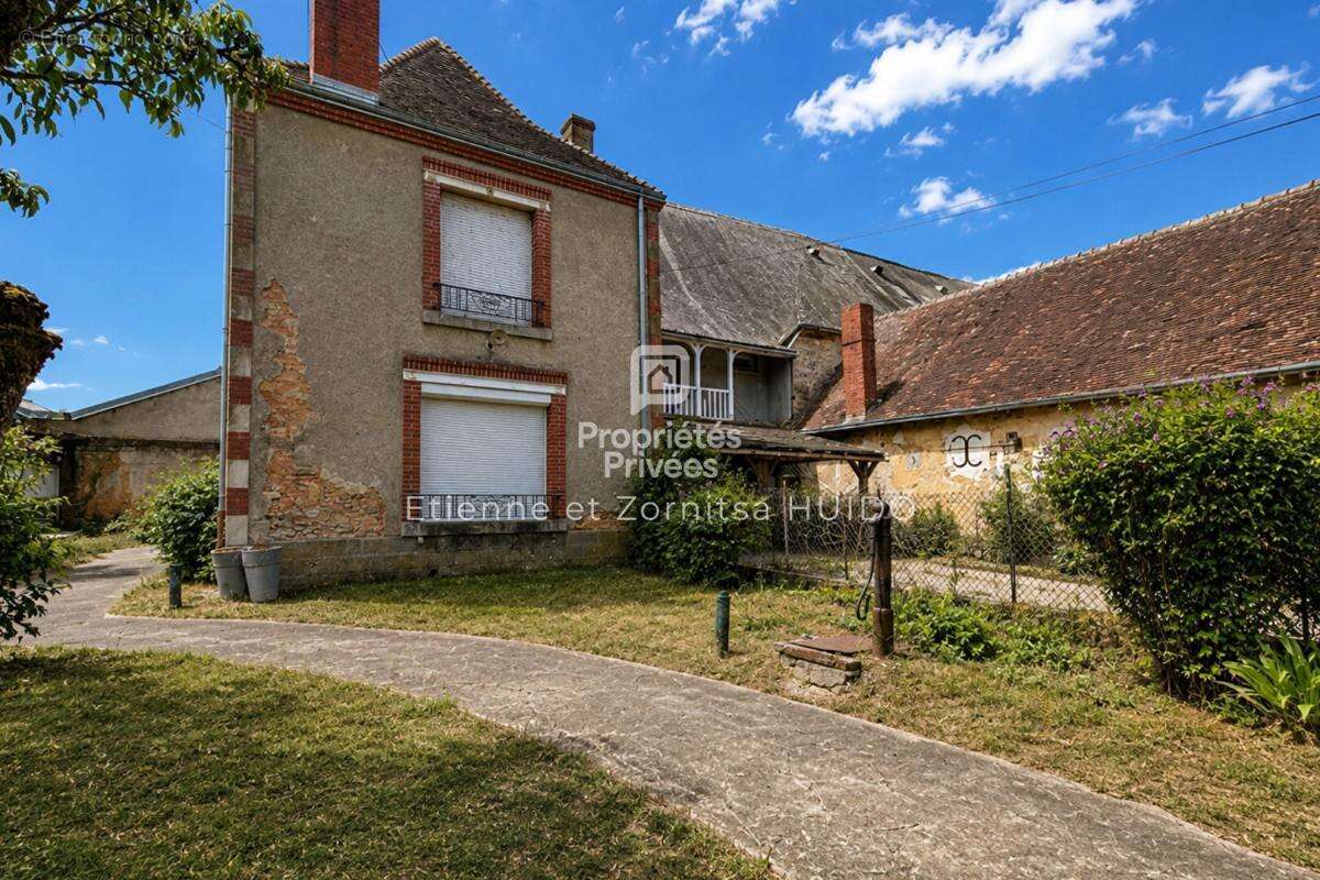 Maison de maître de 231 m² avec deux habitations indépendantes  Centre-ville de Vatan - photo 17