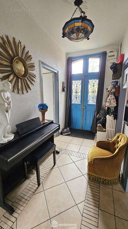 Une entrée spacieuse de 11 m². - Maison à MILLY-LA-FORET