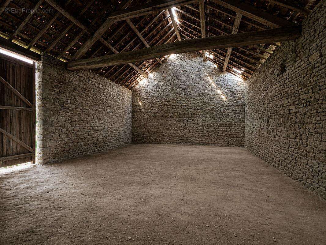 Corps de ferme avec grange et jardin clos -165 m² - Aubiat - Fort potentiel - photo 15