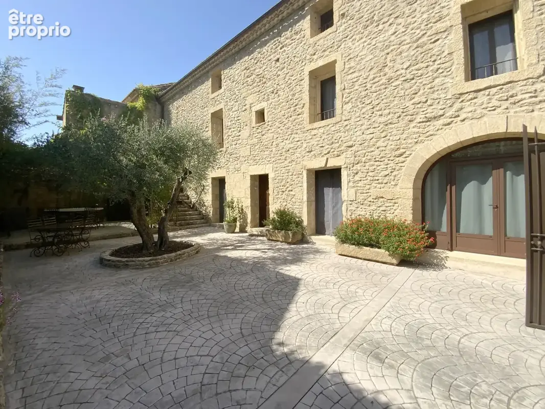 Maison de charme en pierre  en plein coeur de village. - photo 1