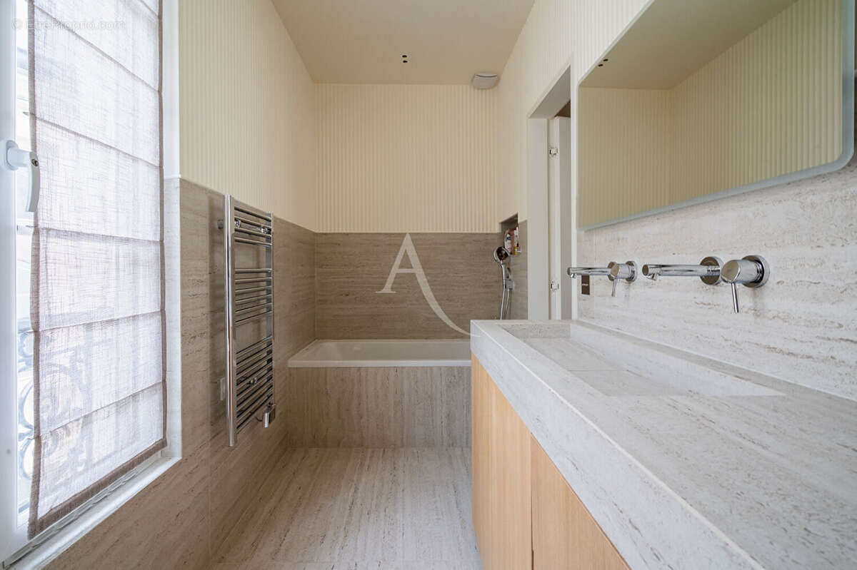 Appartement à PARIS-7E