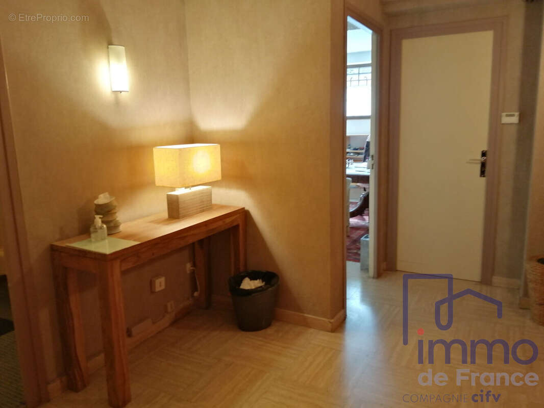 Commerce à VALS-PRES-LE-PUY