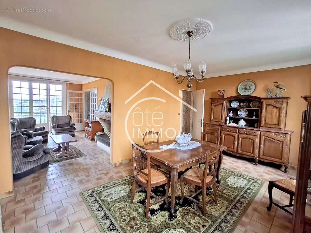 Maison à COURS-DE-PILE