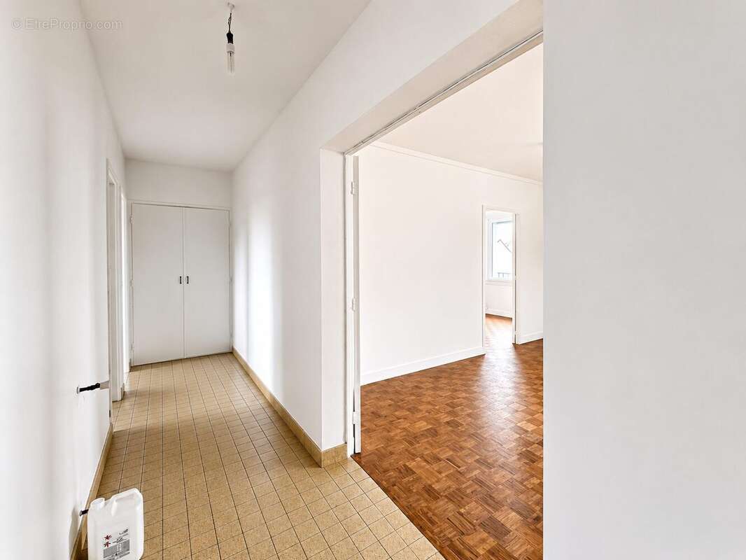 Entrée et dégagement Un hall spacieux desservant harmonieusement les différentes pièces de l'appartement. - Appartement à LOUVIERS