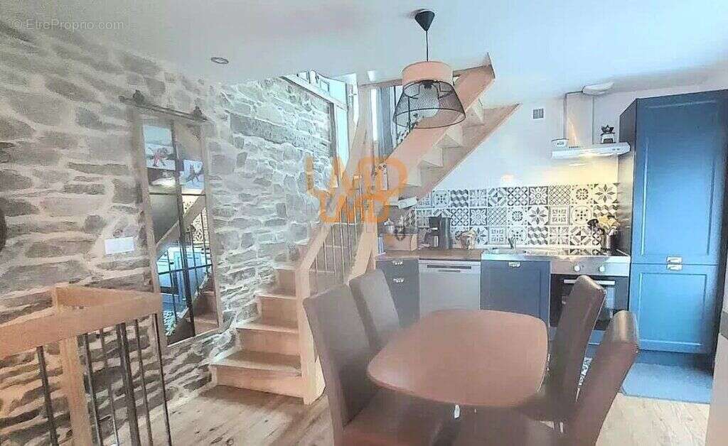 Maison à SALLES-CURAN