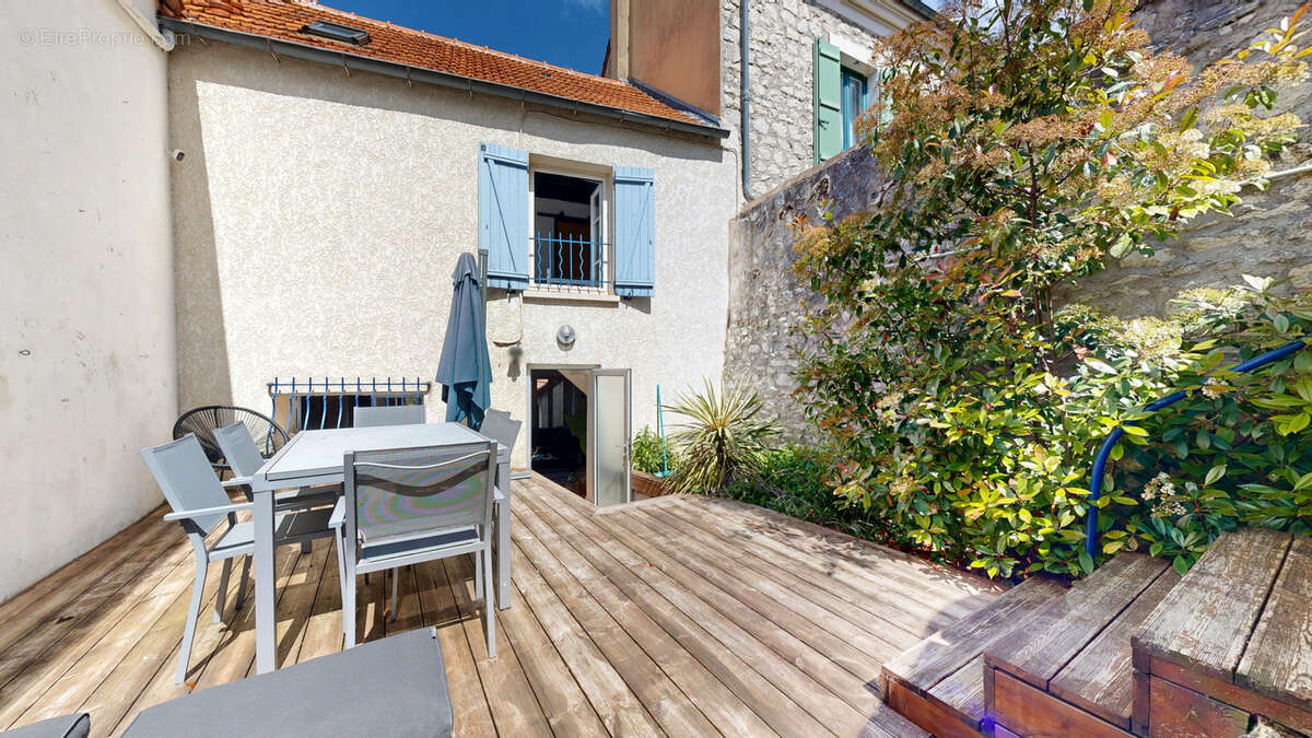 Maison à THIVERVAL-GRIGNON