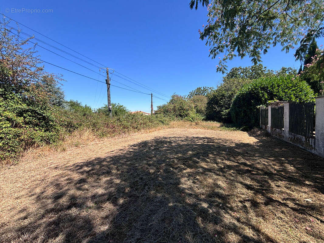 Deux granges avec dépendances et jardin offrant un fort potentiel de rénovation - photo 8