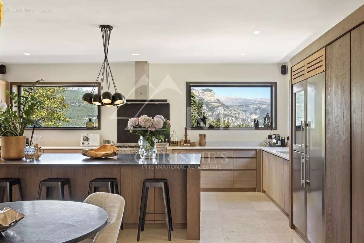 Maison à CHATEAUNEUF-GRASSE