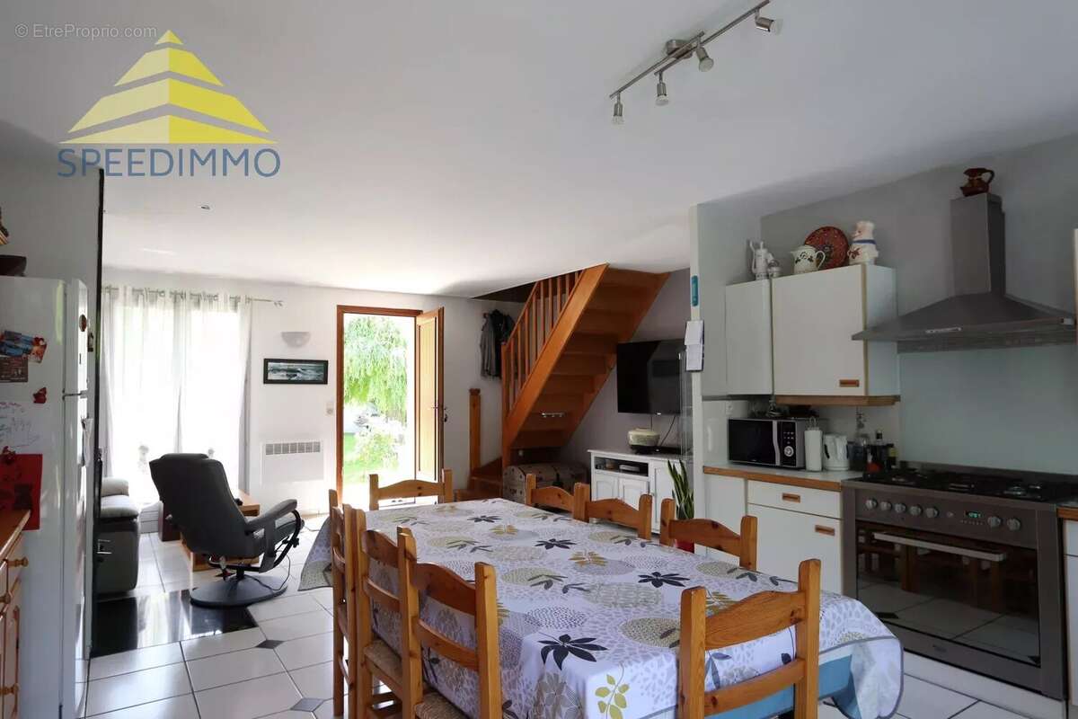 Maison à MANDRES-LES-ROSES