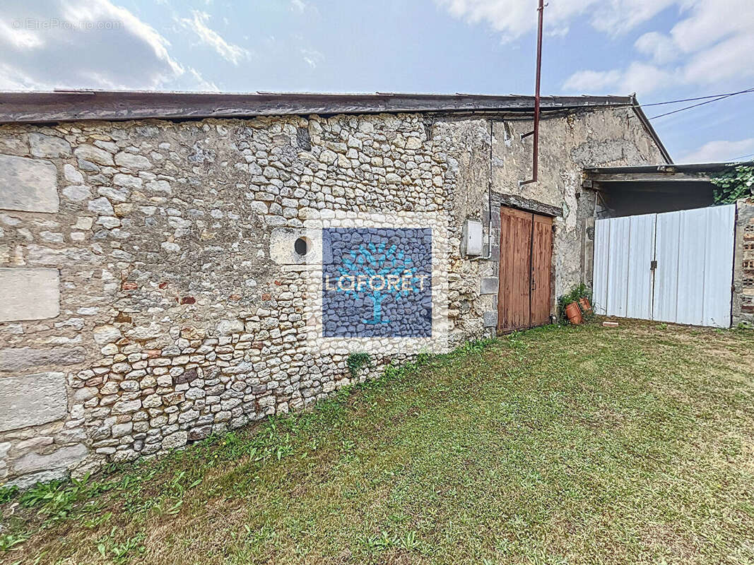 Bâtisse à réhabiliter d'environ 100m² à 10min de Montendre - photo 3