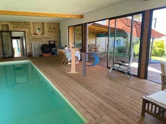 Maison à SAINT-CHRISTOPHE-EN-BRIONNAIS