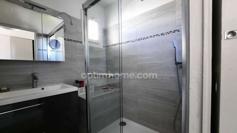  Appartement T2 rénové avec terrasse – Centre-ville de Sausset-les-Pins – A deux pas de la plage - photo 7