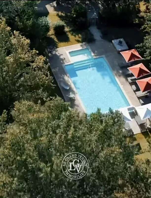 Sarlat- propriété comprenant 8 chambres- dont 5 chambres d'hôtes- 7 salles de bains- piscine- 13047m² de terrain - photo 10