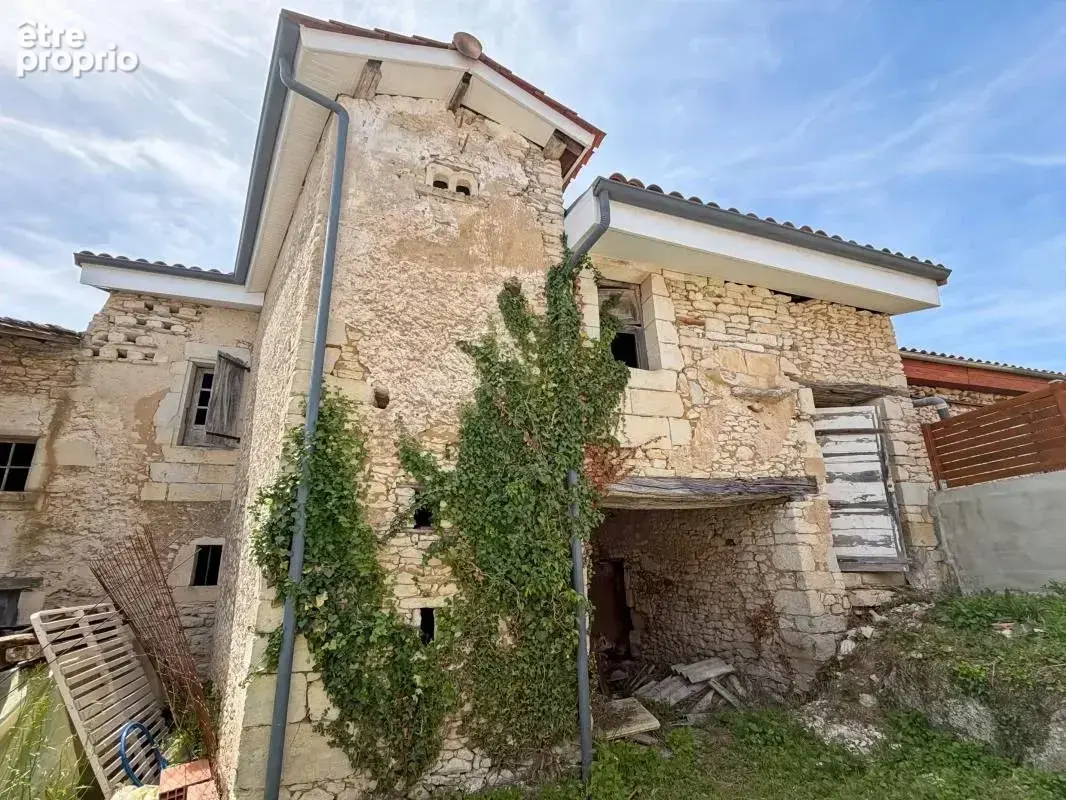  Authentique ancien chais en pierre à rénover – Charme et potentiel au cœur d’un hameau paisible - photo 2