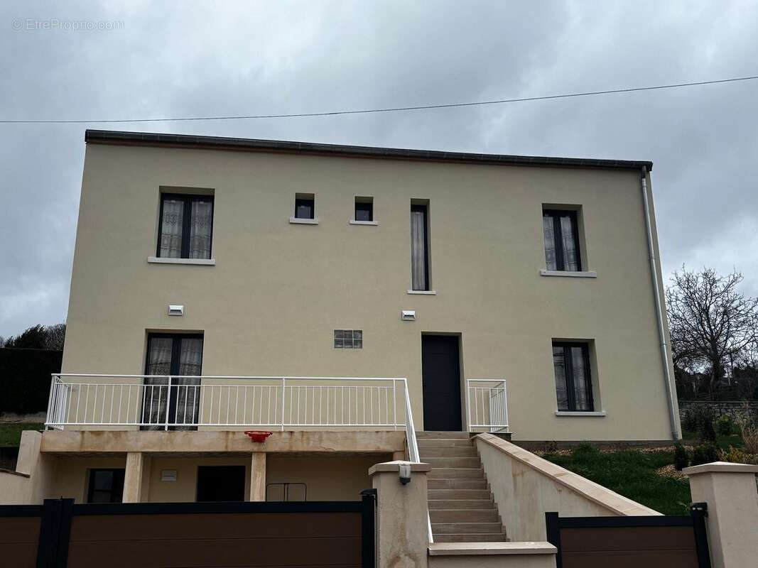 Maison à JUZIERS