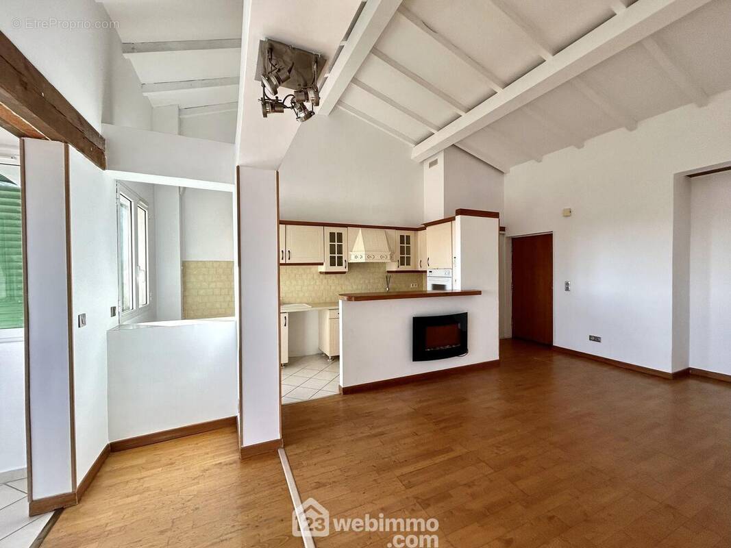 Pièce de vie de 38 m2 - Appartement à FURIANI