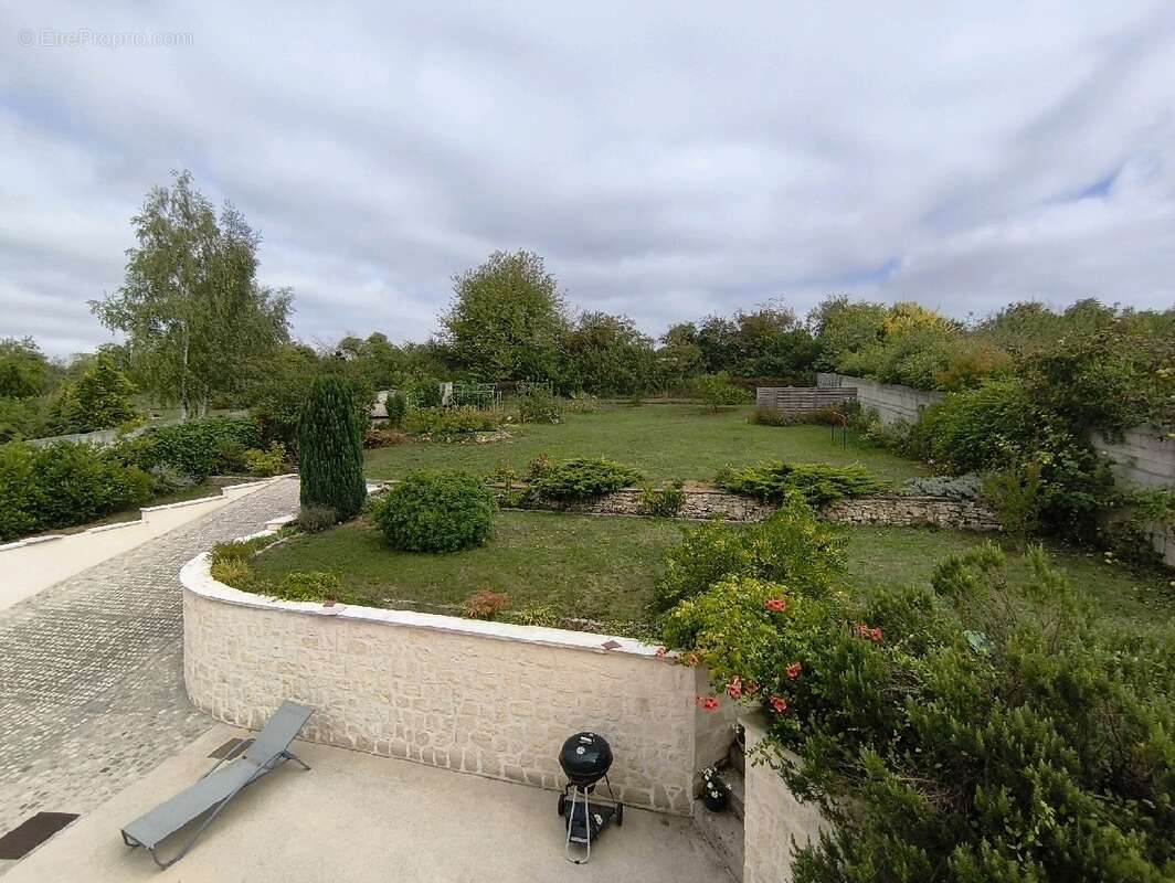 Maison à VALLANGOUJARD