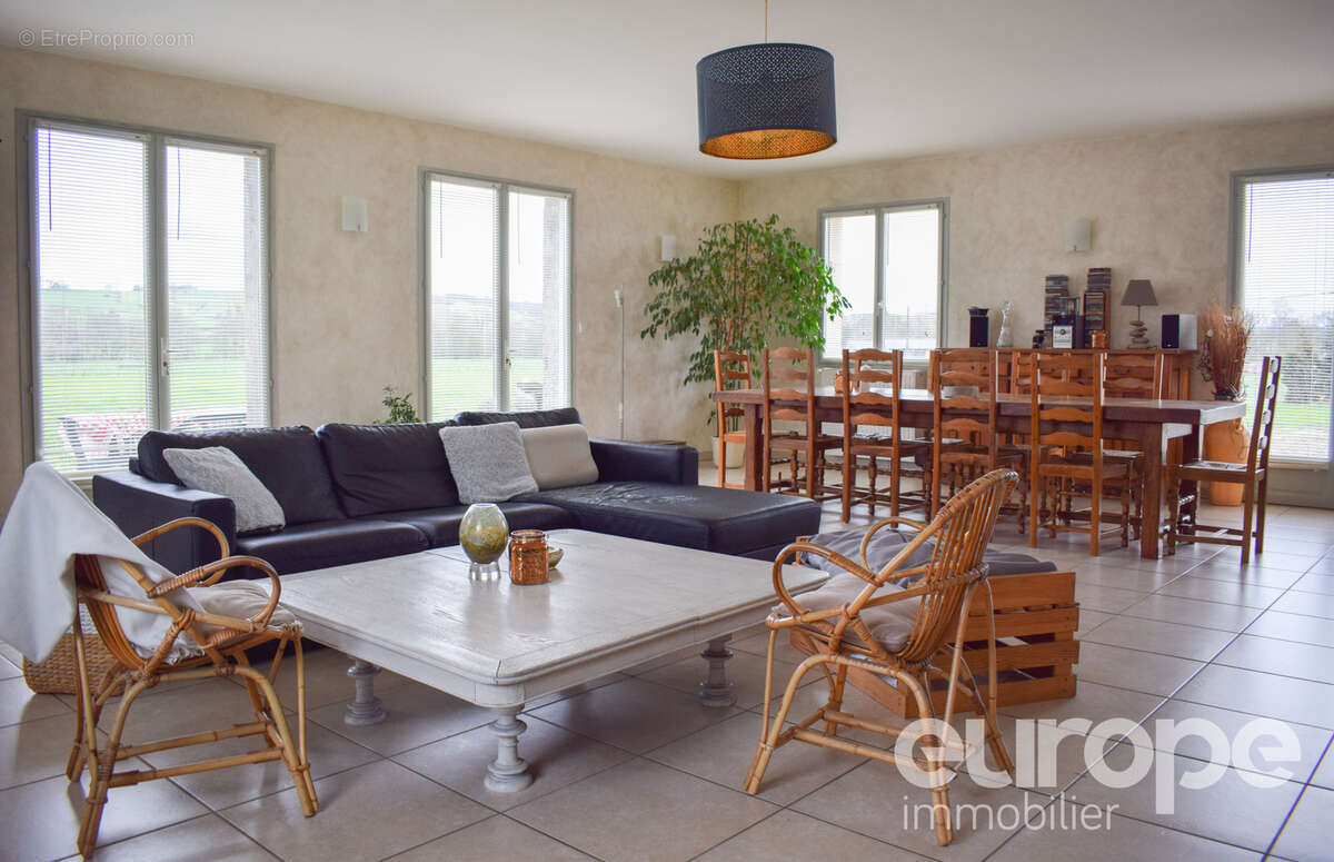 Maison à VAULT-DE-LUGNY