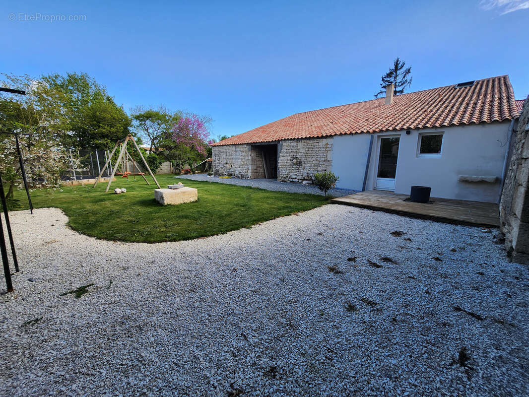 Maison à SAINTE-GEMME-LA-PLAINE