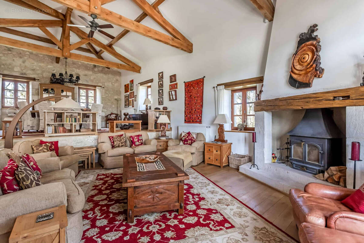 Maison de campagne avec piscine, dépendances, grange, terrain. - photo 22