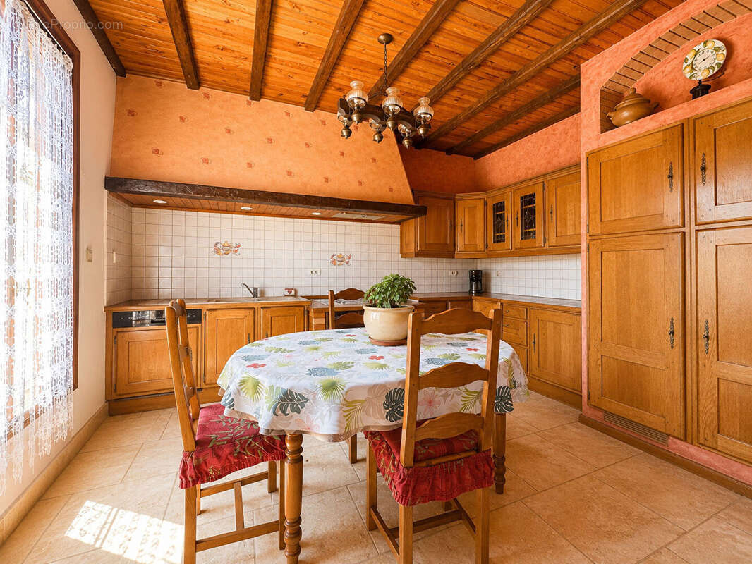 Corpeau - Maison avec insert bois - 3 chambres - Double garage - Terrain arboré - Terrasse - photo 7