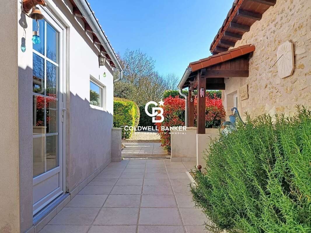 Maison à BUSSAC-SUR-CHARENTE