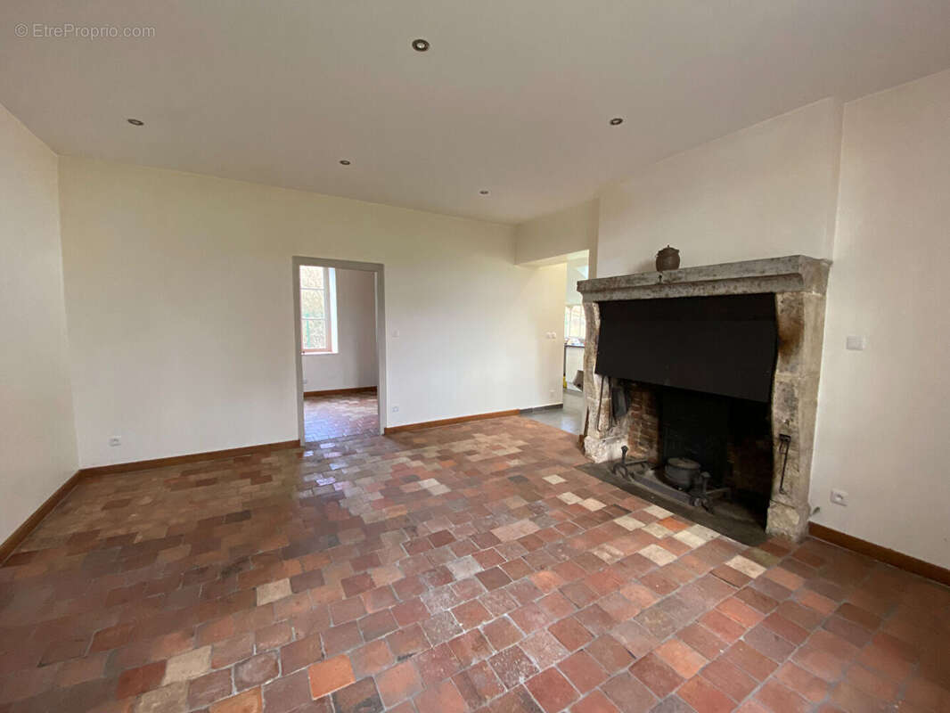 Maison à SULLY-LA-CHAPELLE